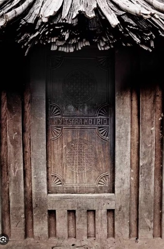 Porte bois cabine zafimaniry : Porte A